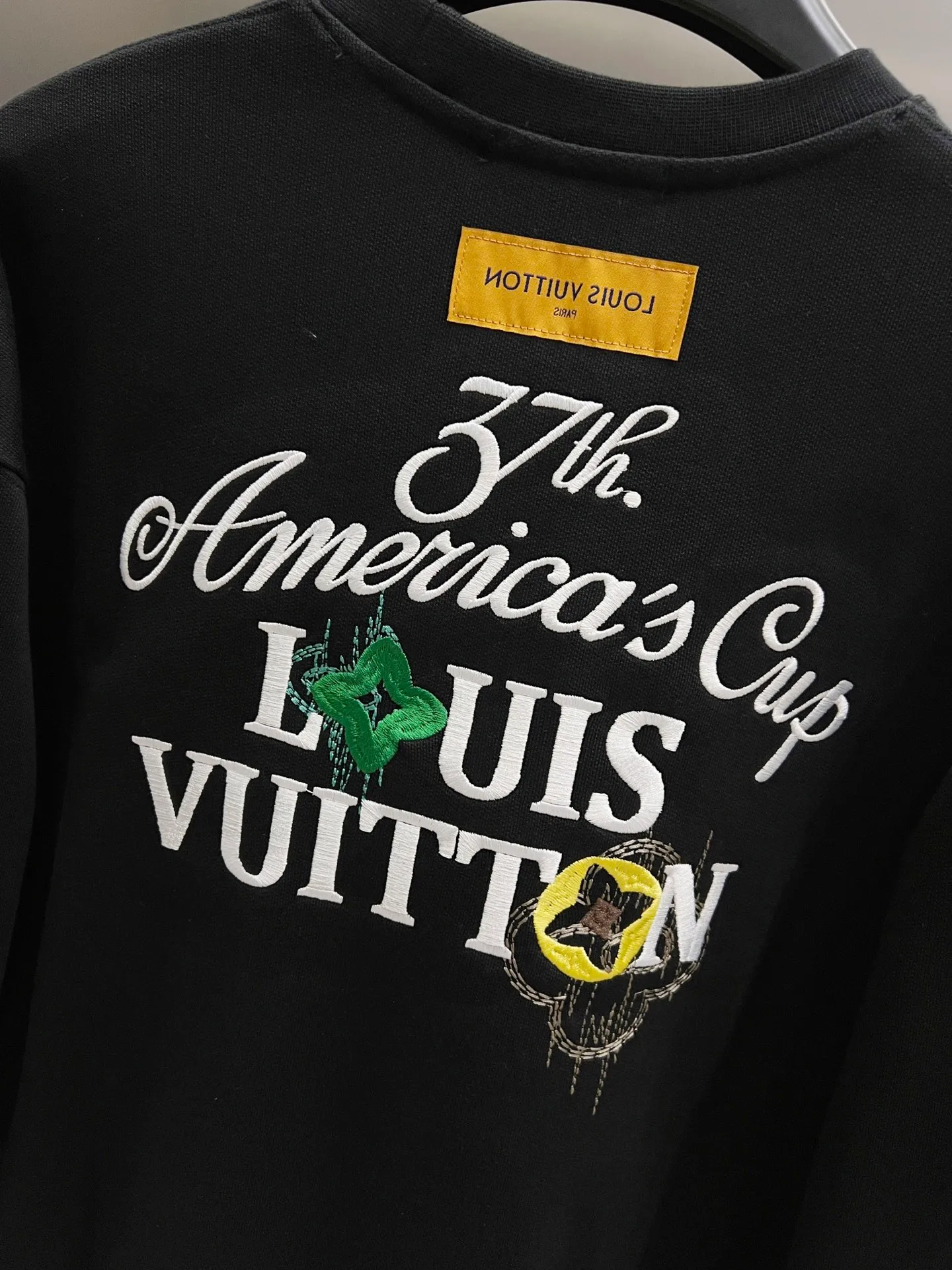 🅿️290 1v Louis* 2025 autumn and winter new style, customized 430g double yarn fabric, round neck long-sleeved sweatshirt, classic three-dimensional embroidery design, high-end version! The same loose version for men and women S M L XL XXL five sizes color black white